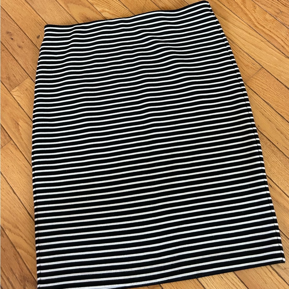 LOFT Black and White Pencil Skirt Knee-Length M